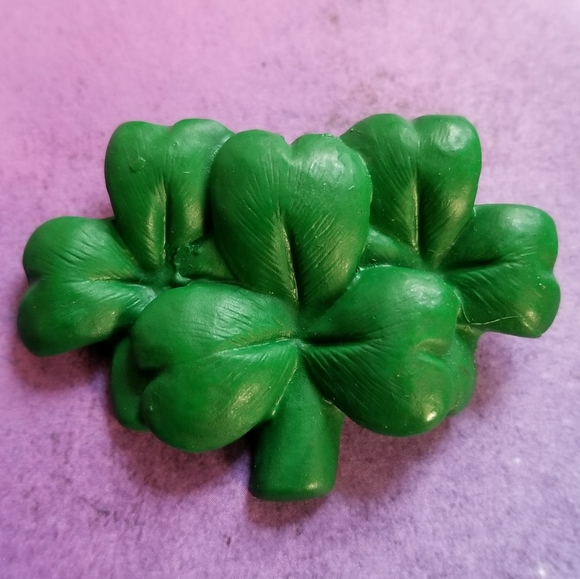 Vintage green shamrocks brooch pin St pattys day - Picture 1 of 6